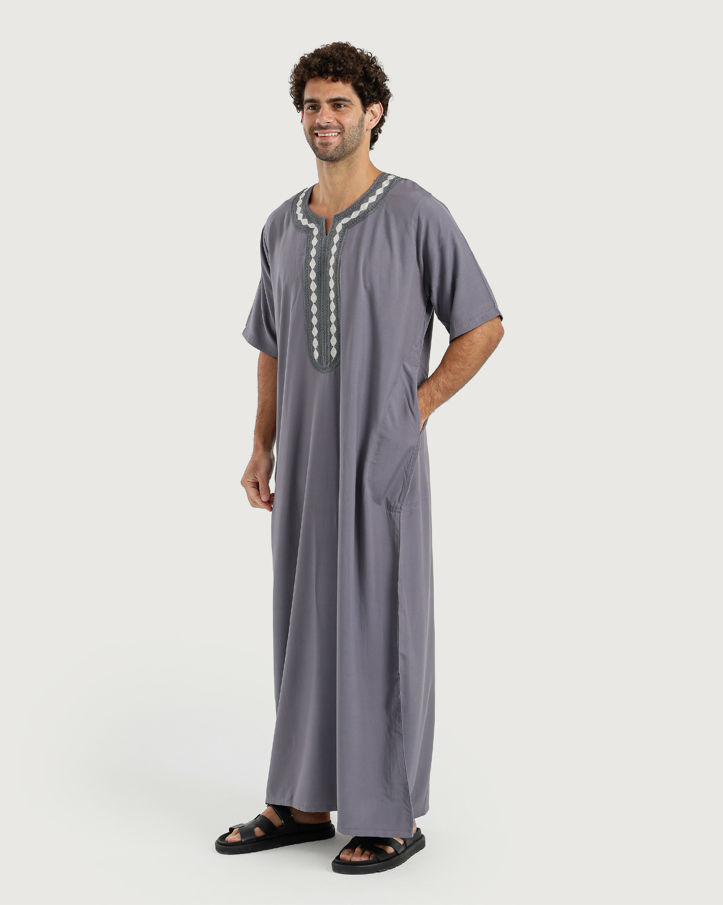 عبايه رجالي نص كم سادة مطرزة 02