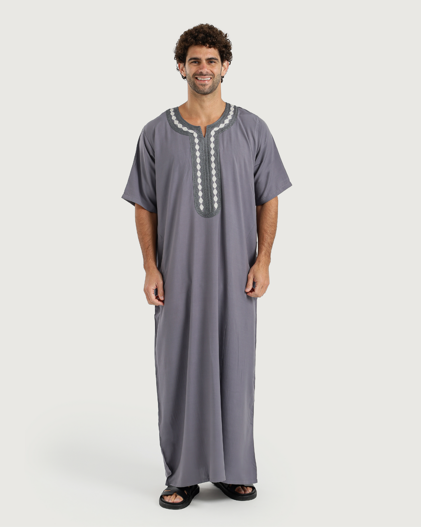 عبايه رجالي نص كم سادة مطرزة 02