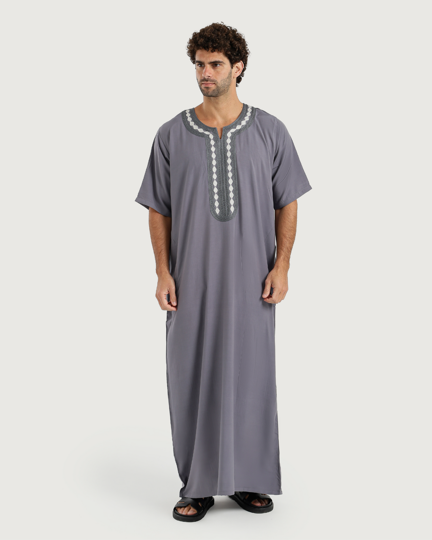 عبايه رجالي نص كم سادة مطرزة 02