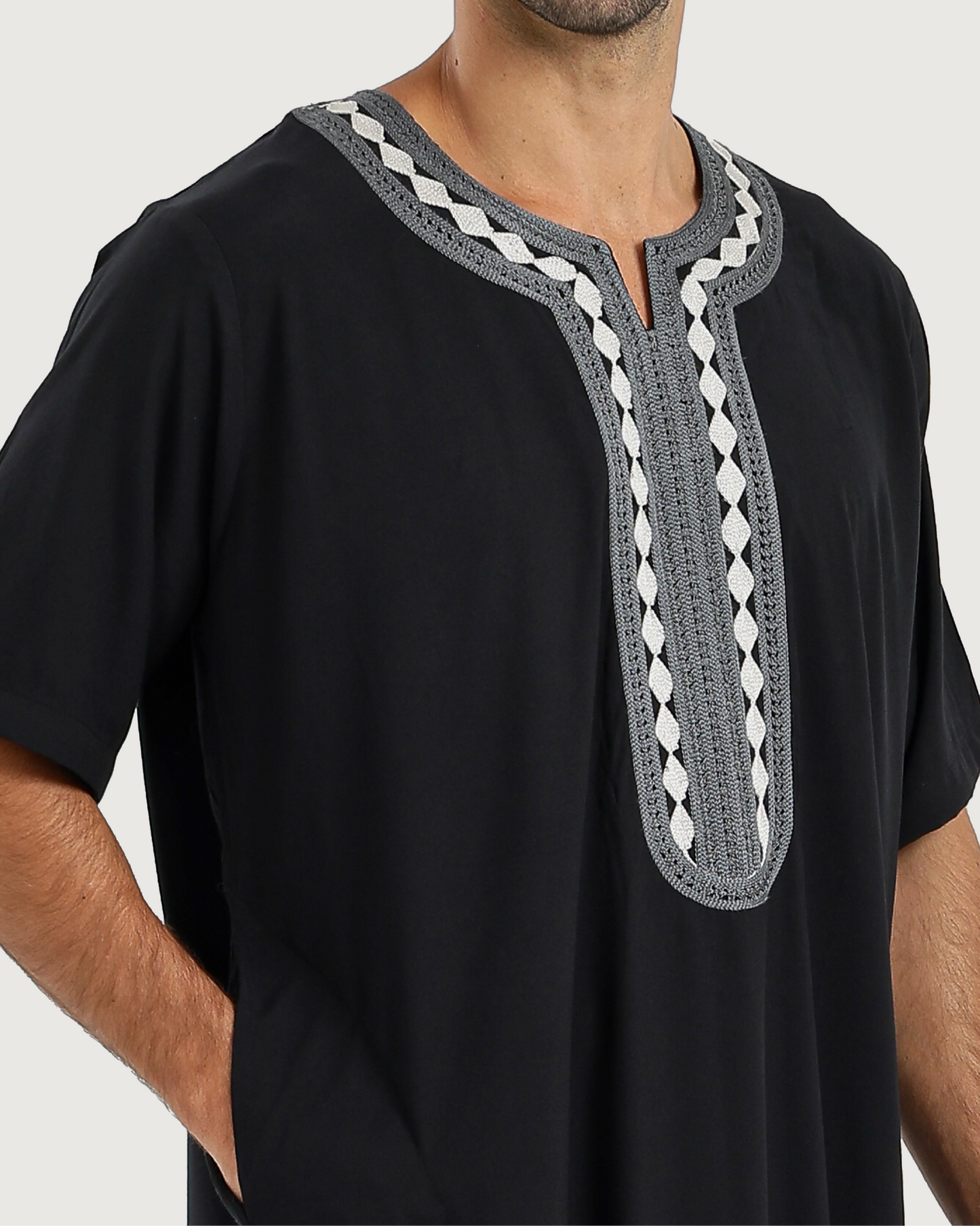عبايه رجالي نص كم سادة مطرزة 02