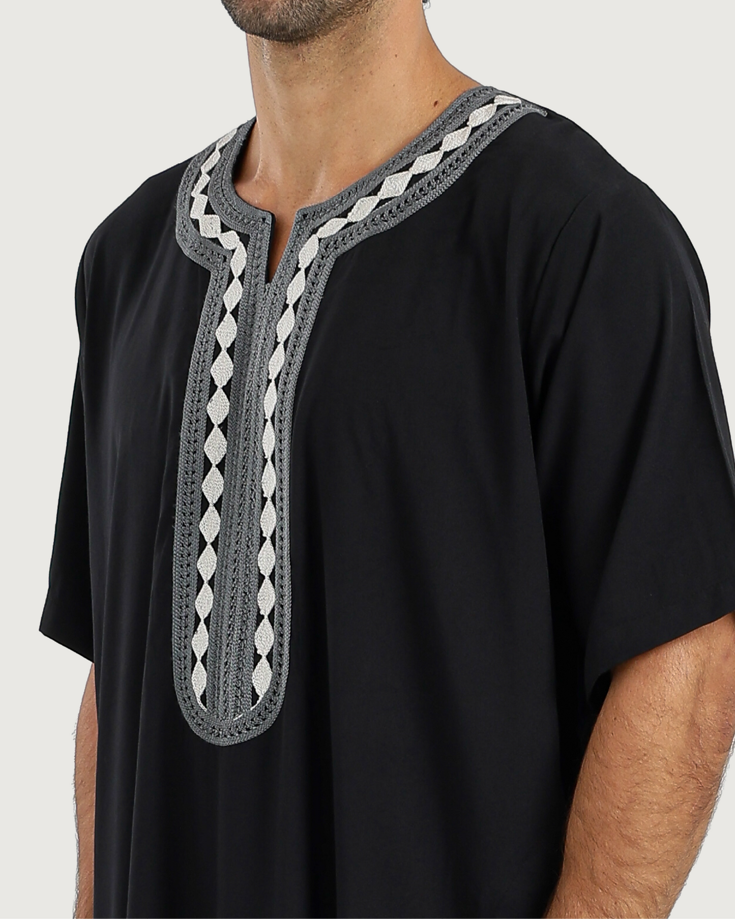 عبايه رجالي نص كم سادة مطرزة 02