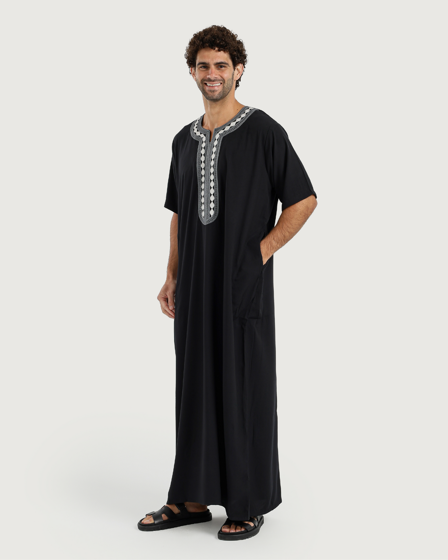 عبايه رجالي نص كم سادة مطرزة 02