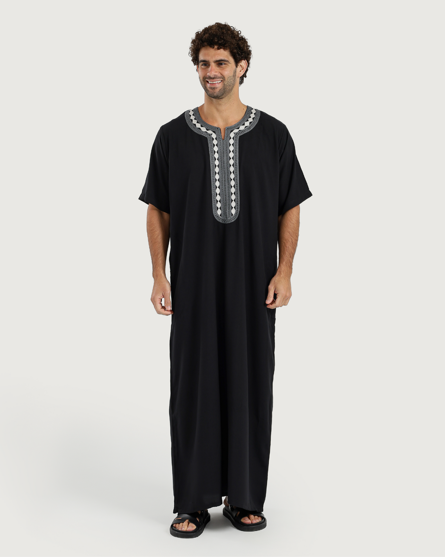 عبايه رجالي نص كم سادة مطرزة 02