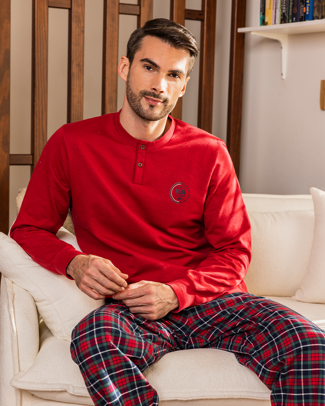 بيجاما رجالى سادة نسيج كاروة سويت شيرت ساده كم طويل بكوت مع رقبة روند ومرد بزراير مع طباعة على الصدر