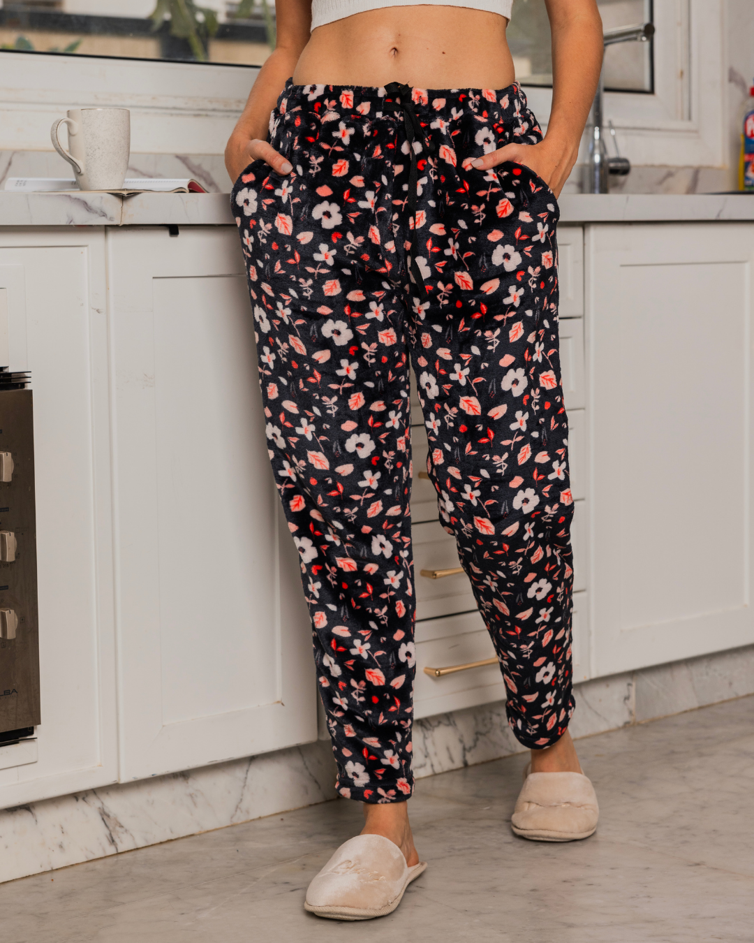 Black flowers  بنطلون حريمي بجيوب