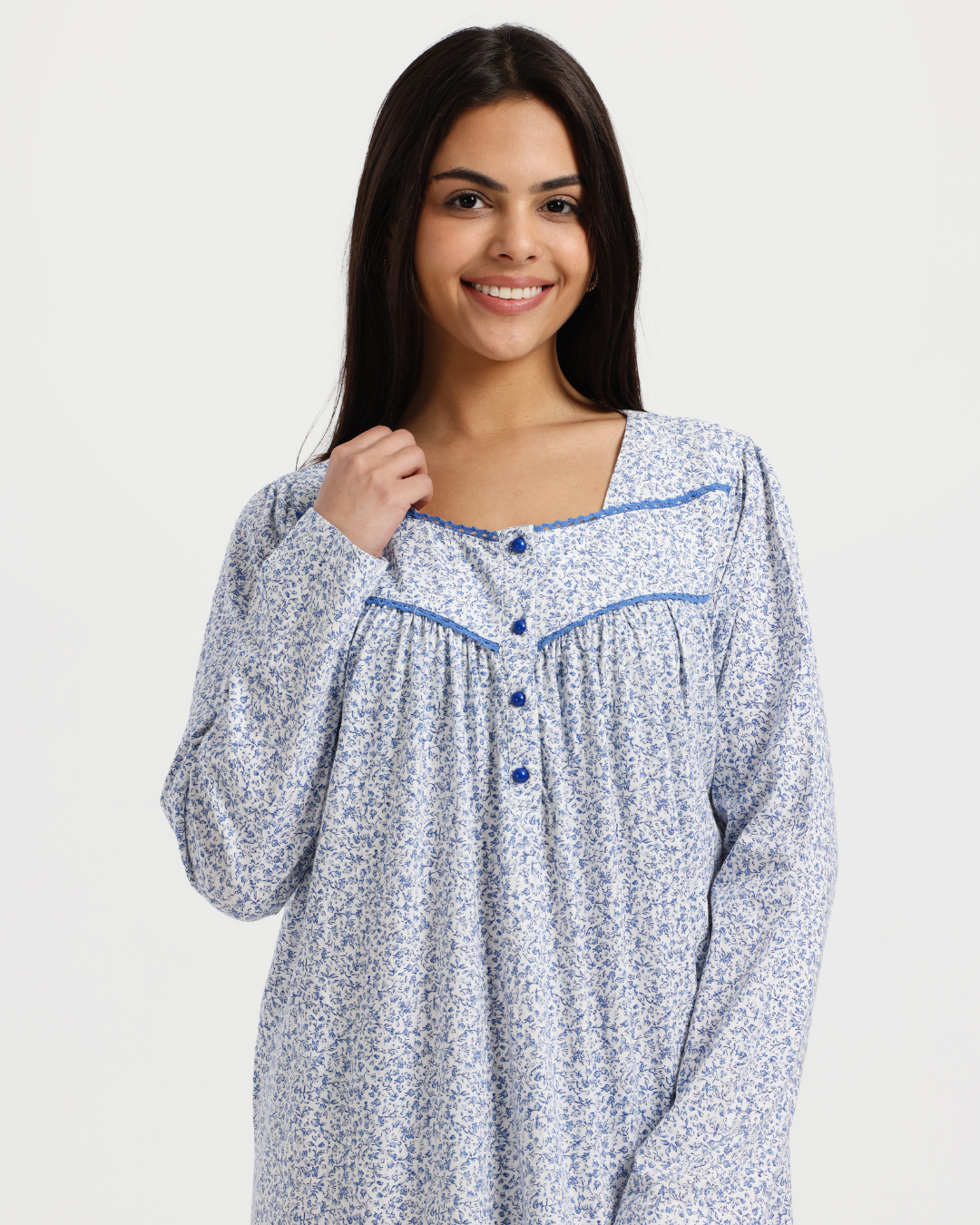 روب نسائي راقٍ بدرجات الأزرق