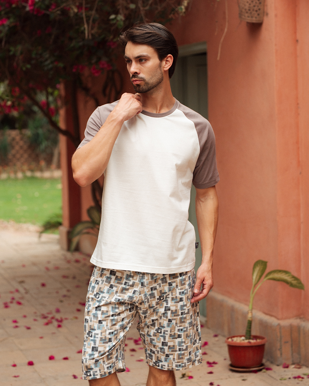 Men's pajamas are half km and a printed shorts