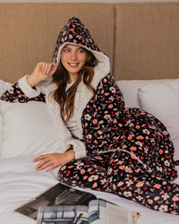 Black Flowers Women's Polar Robe with Capecho