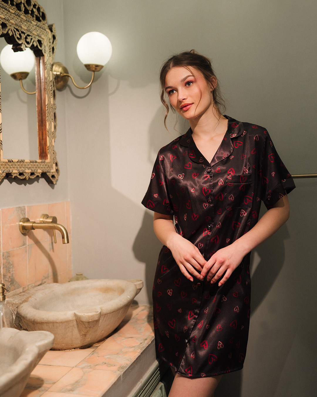 قميص حريمي ساتان بزراير أشكال