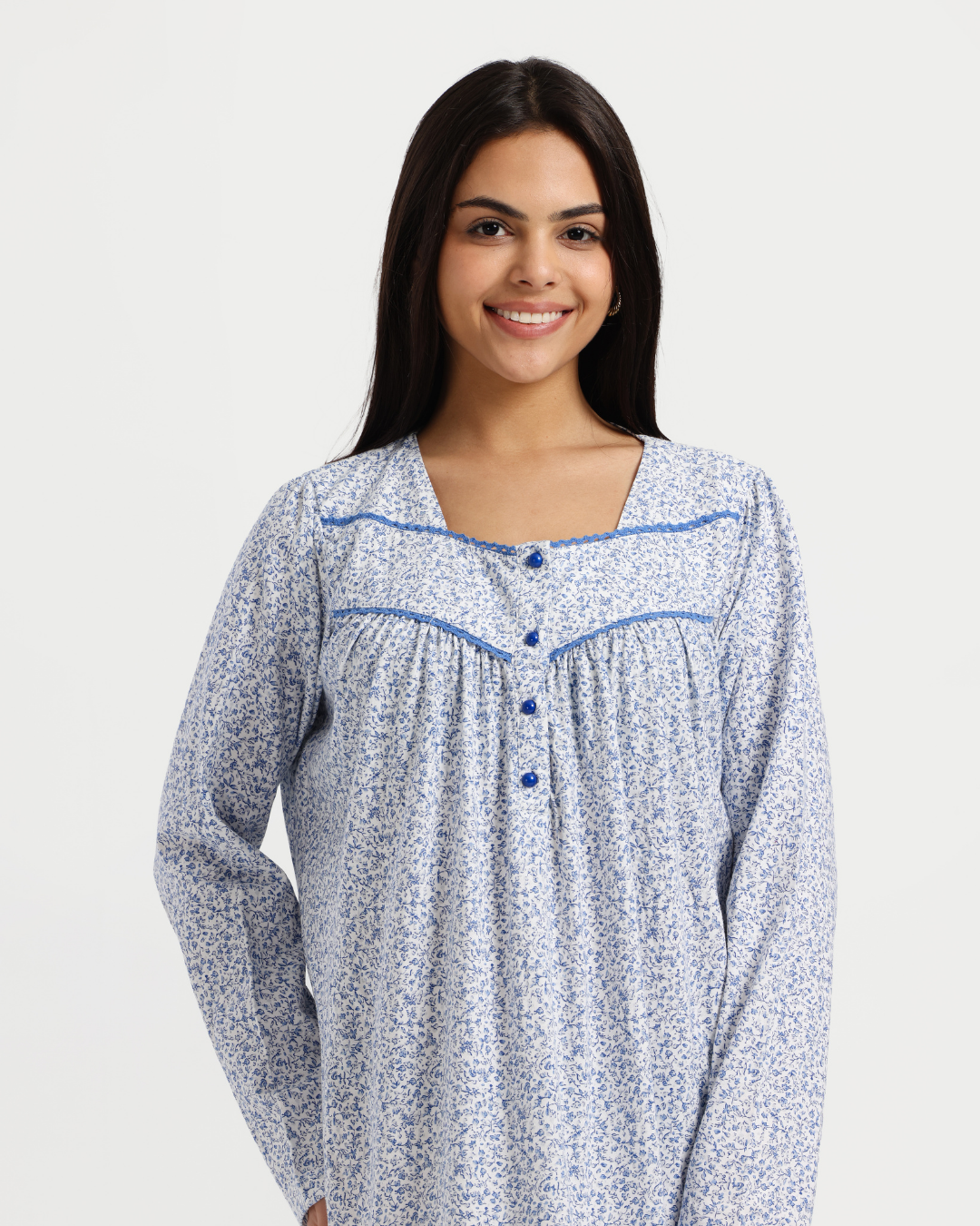 روب نسائي راقٍ بدرجات الأزرق