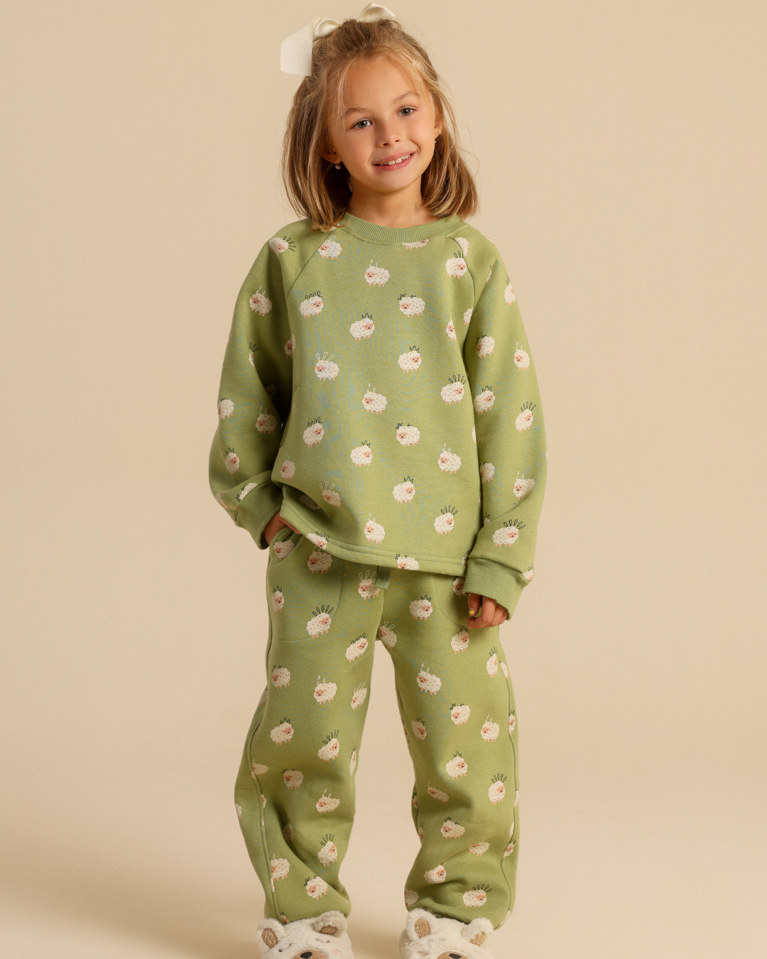 Girls' pajamas with a happy sheep print