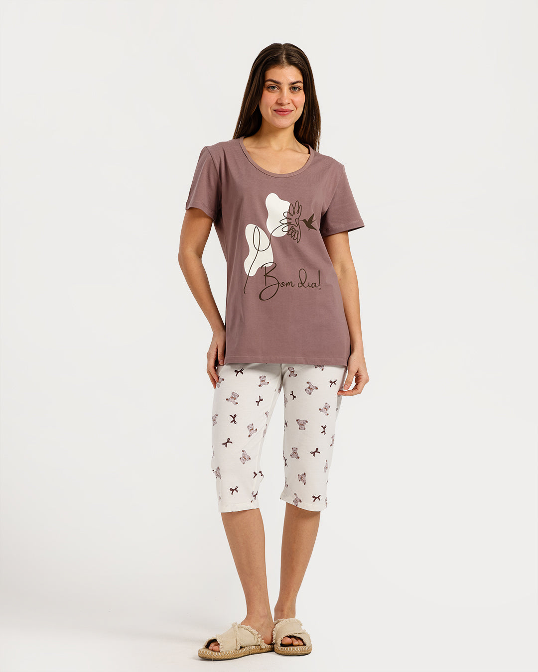 بيجامة حريمي نص كم مع بنطلون كابري