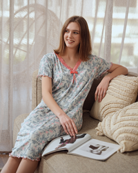 نص كم مشجر ورد V قميص حريمي