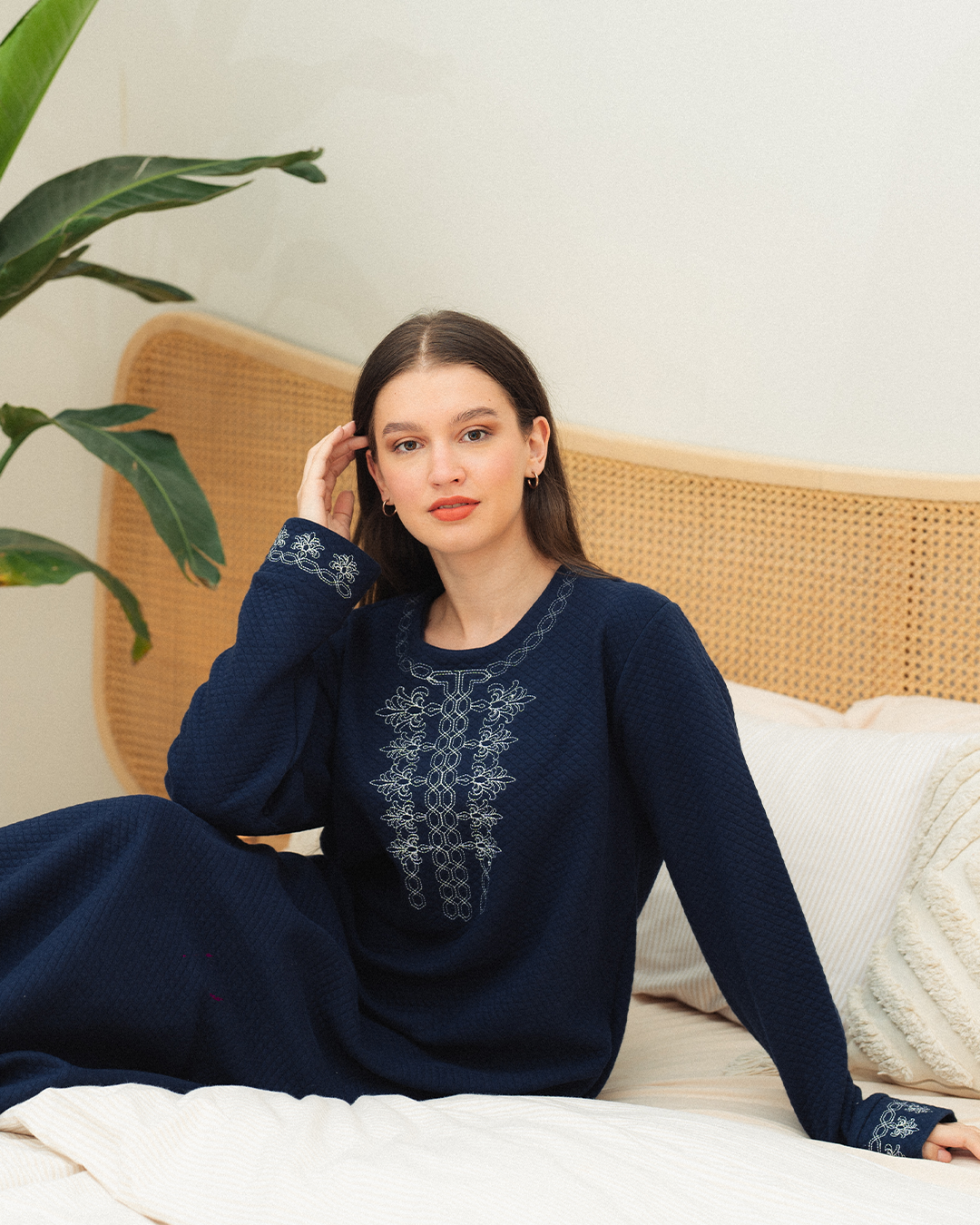 Women's galabiya with embroidery on the chest, plain, capitone