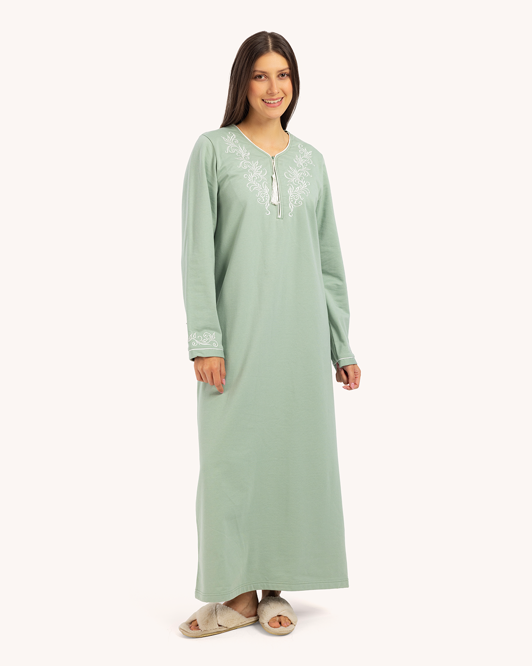 Un long harm galabiya avec un cou Rond et une brooderie chuchotée sur la poitrine et un pendentif