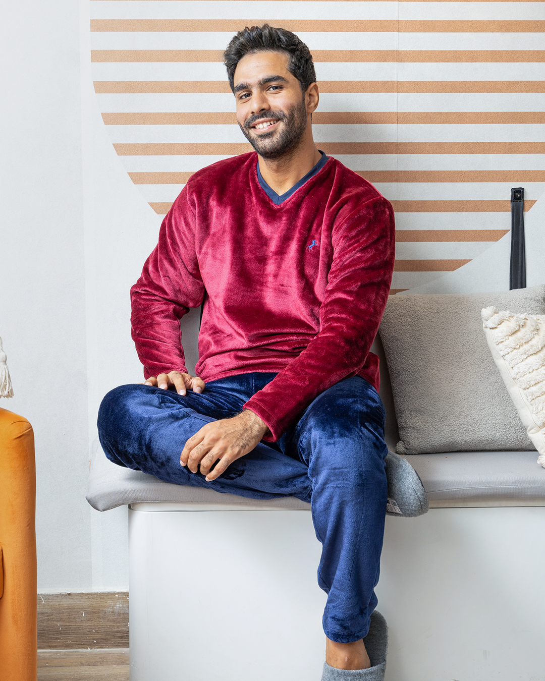 V men's pajamas with polar horse embroidery