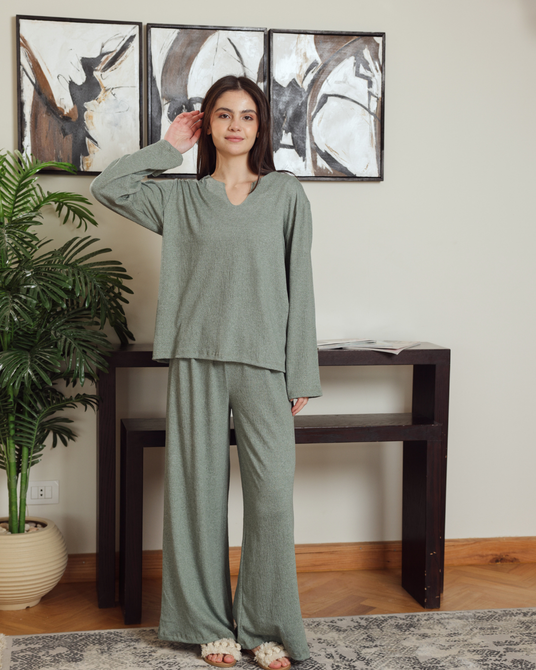 Women's pajamas, plain sleeves, open neck