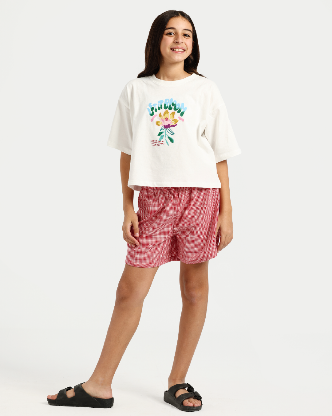 بيجاما بناتى مريحة وعصرية بنقشة كاروه وتفاصيل لامعة