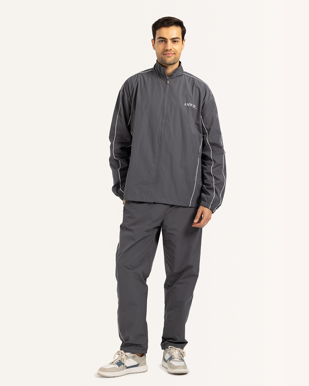 طقم رياضى مع بنطلون قصه مستقيمه