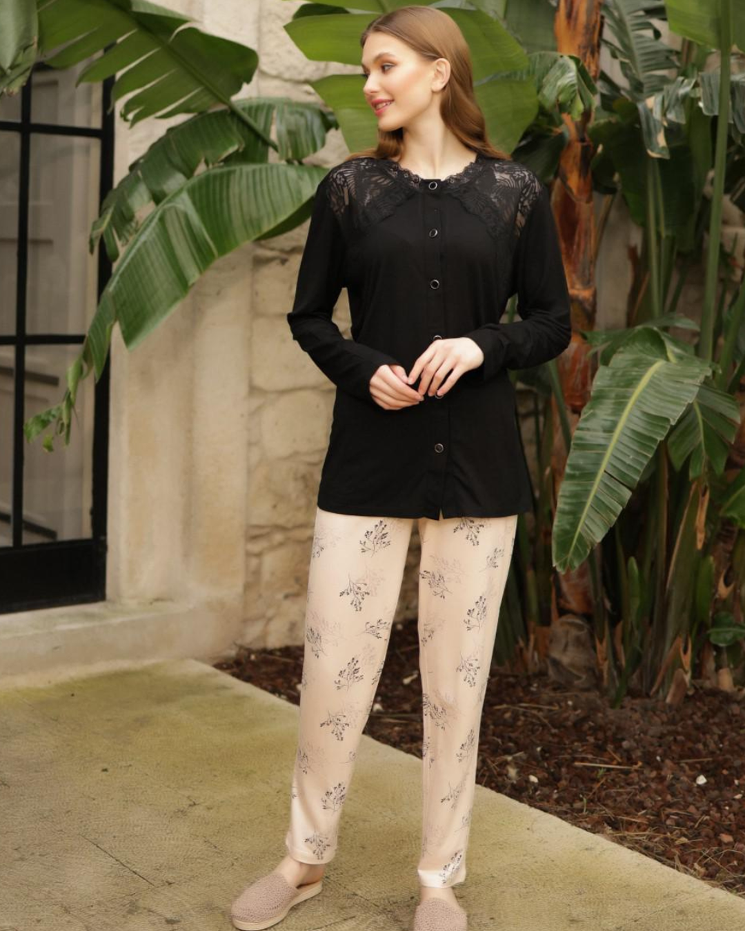 بيجامه حريمي تيشرت كم بزارير ودانتيل علي الكتف وبنطلون مشجر