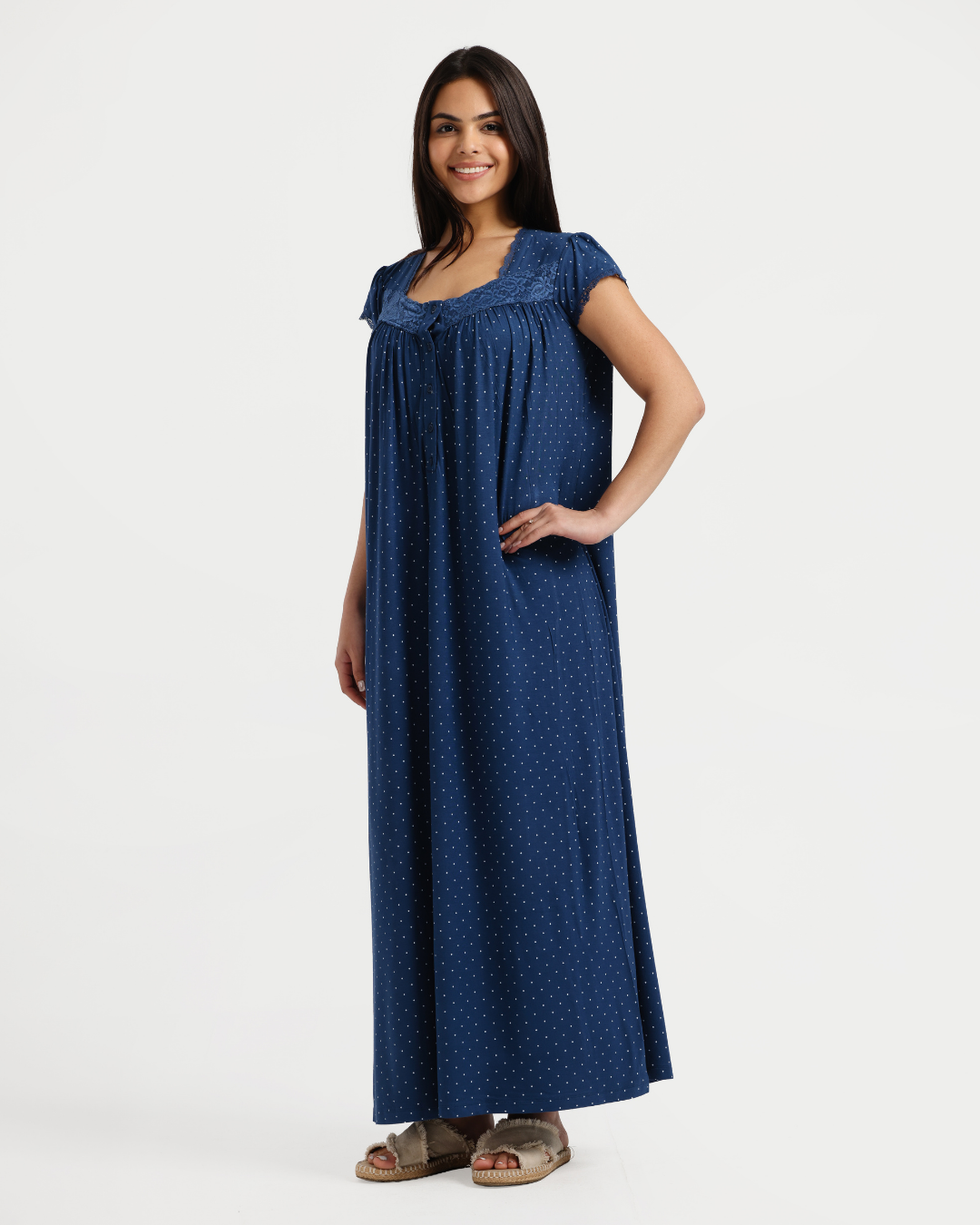 جلابية نص كم بدانتِل منقّطة