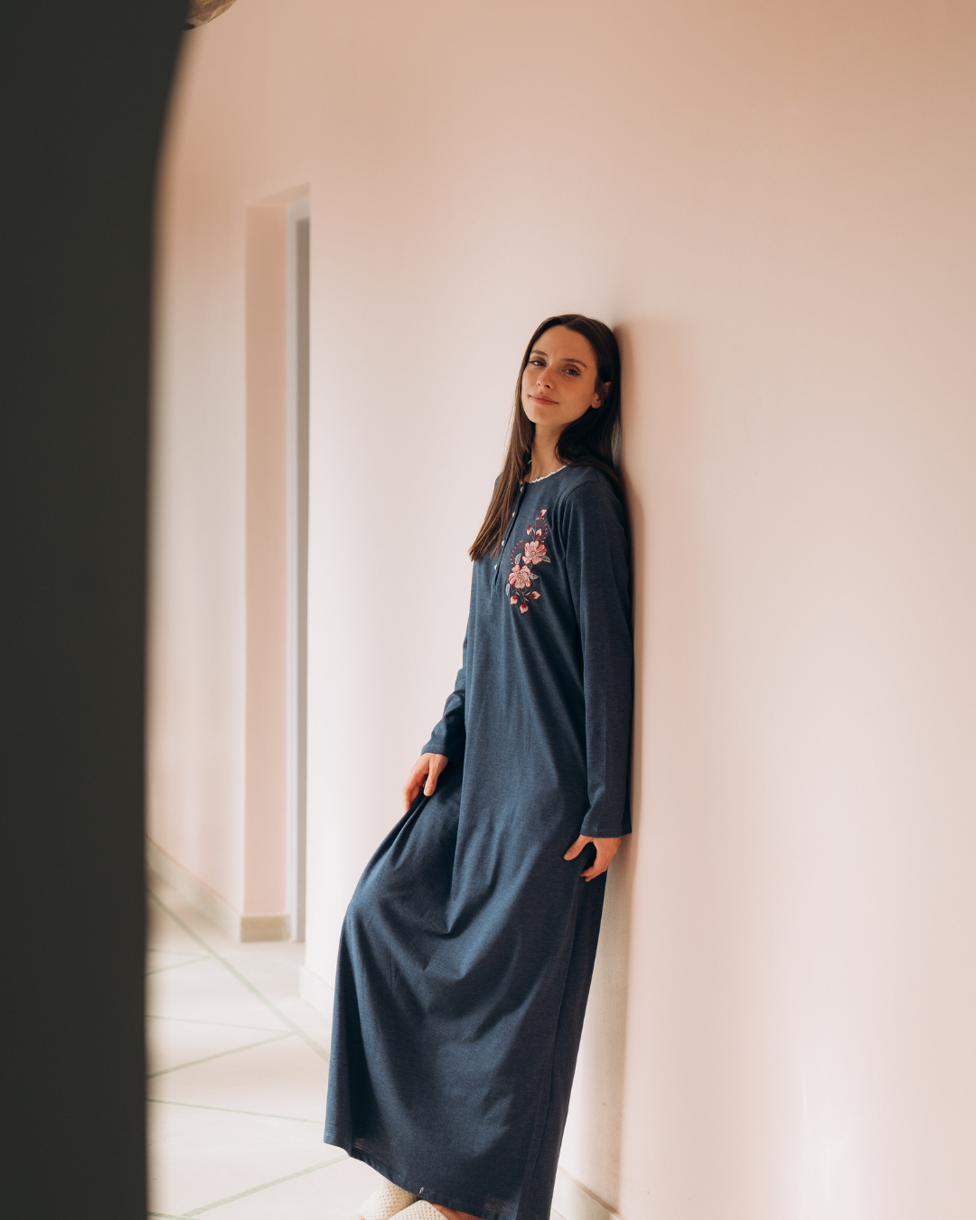 قميص حريمي سنجل قطن مطرز رقبه مدورة بمرد بكم