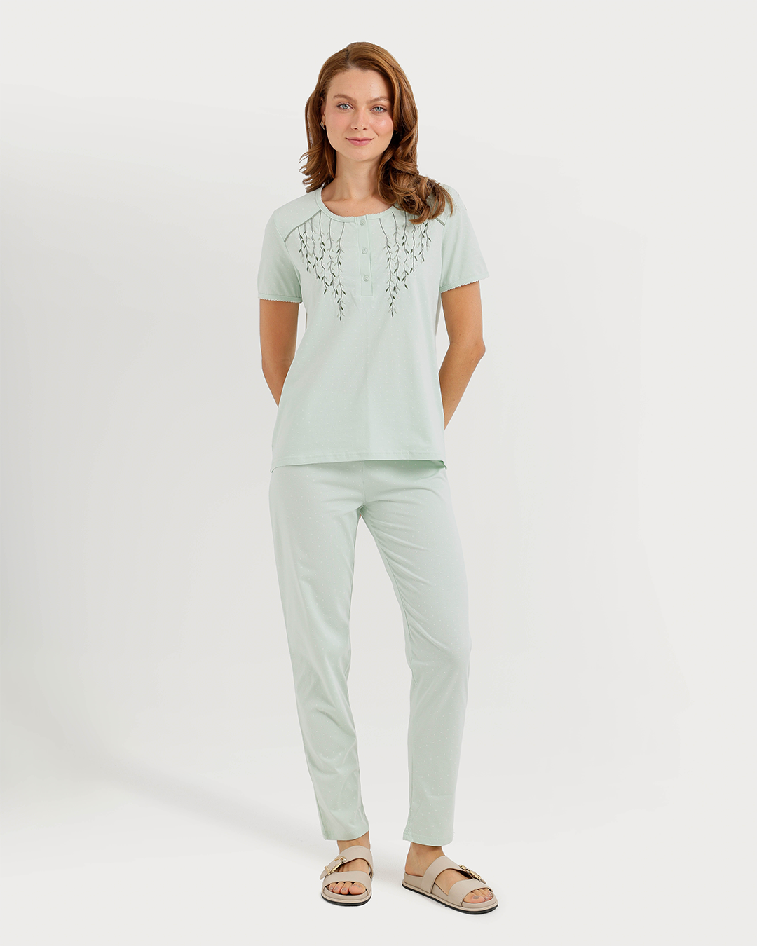 Women's pajamas with short legs and wide pants
