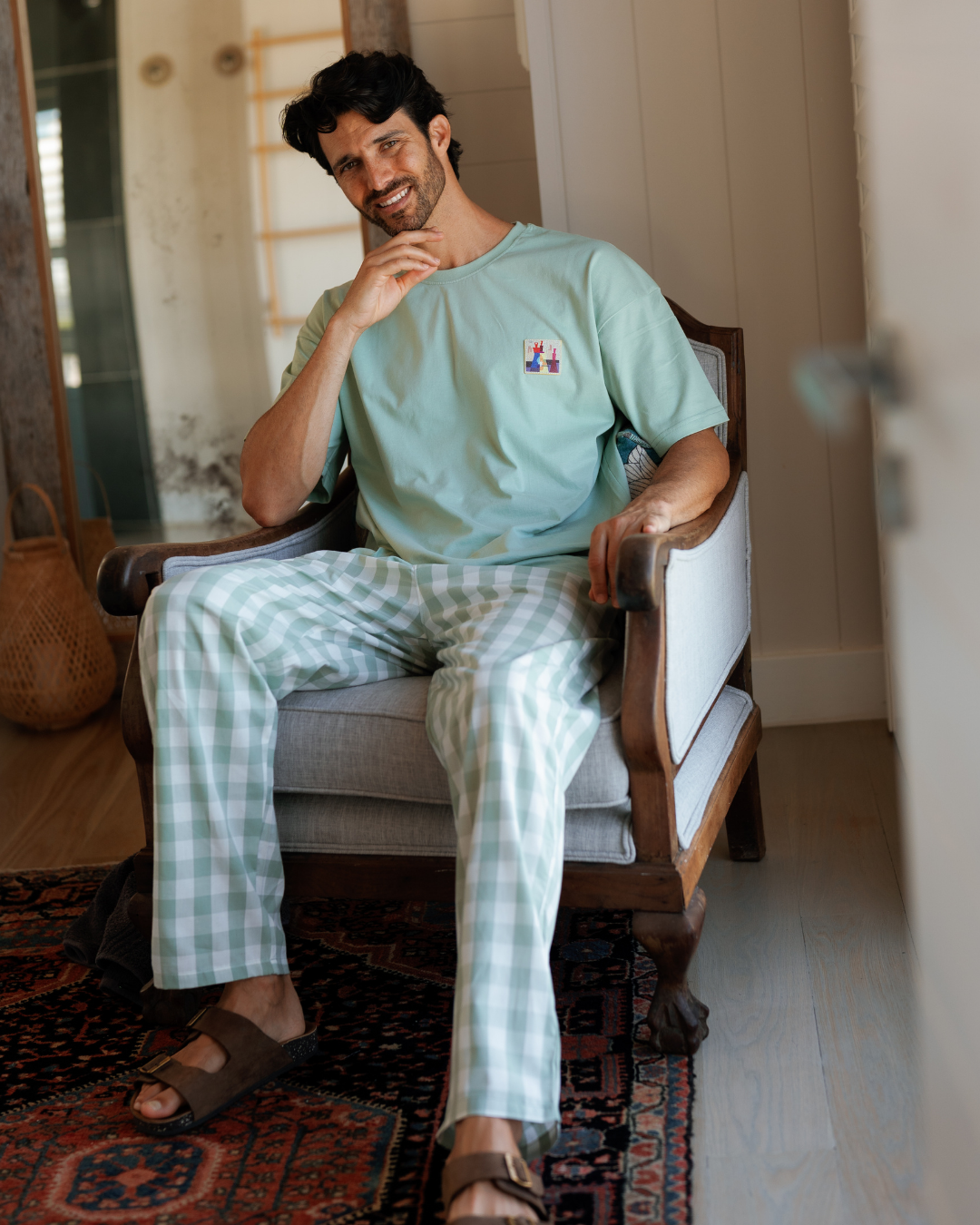 بيجاما مريحة بألوان هادئة