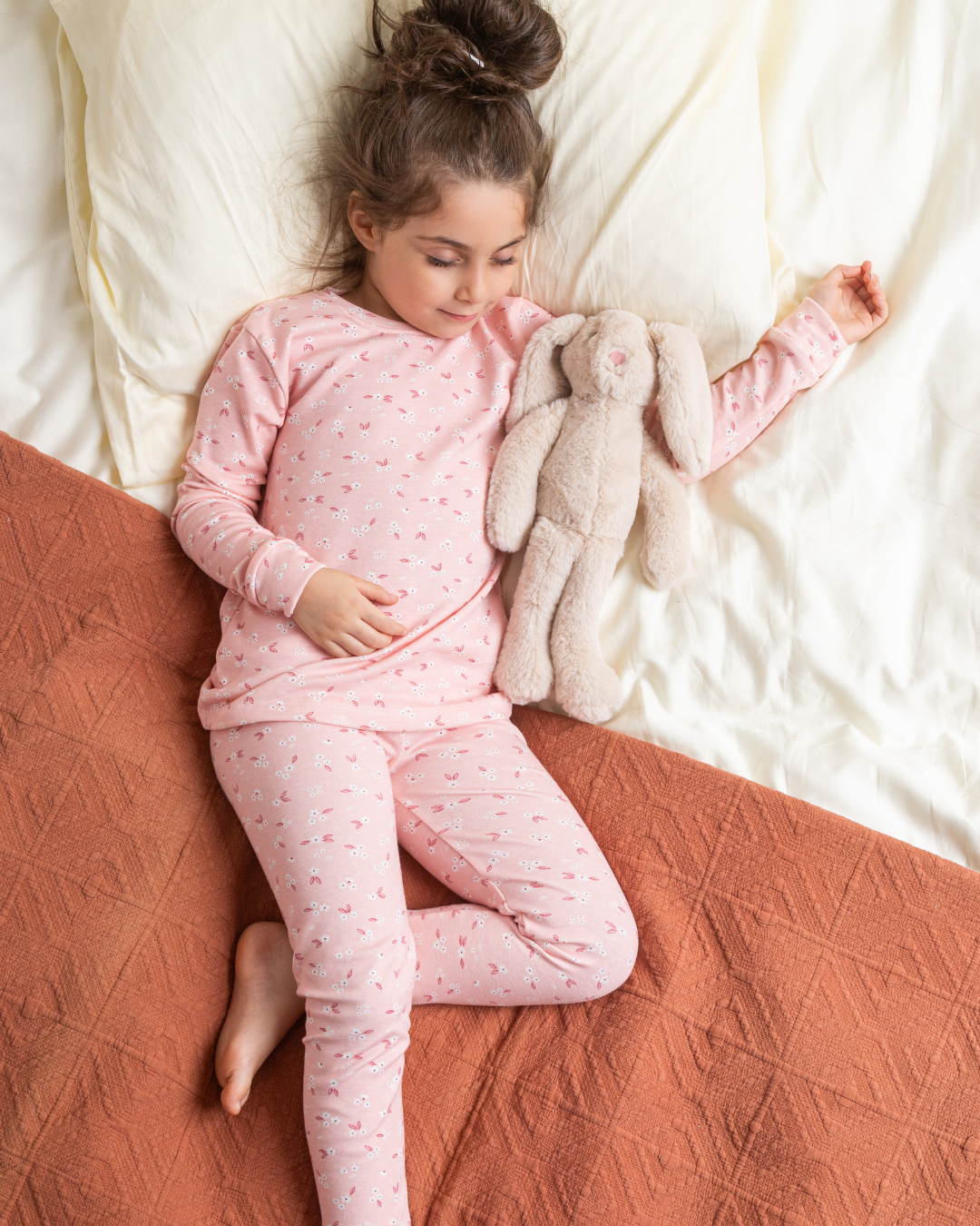 A girl's heater set printed with roses