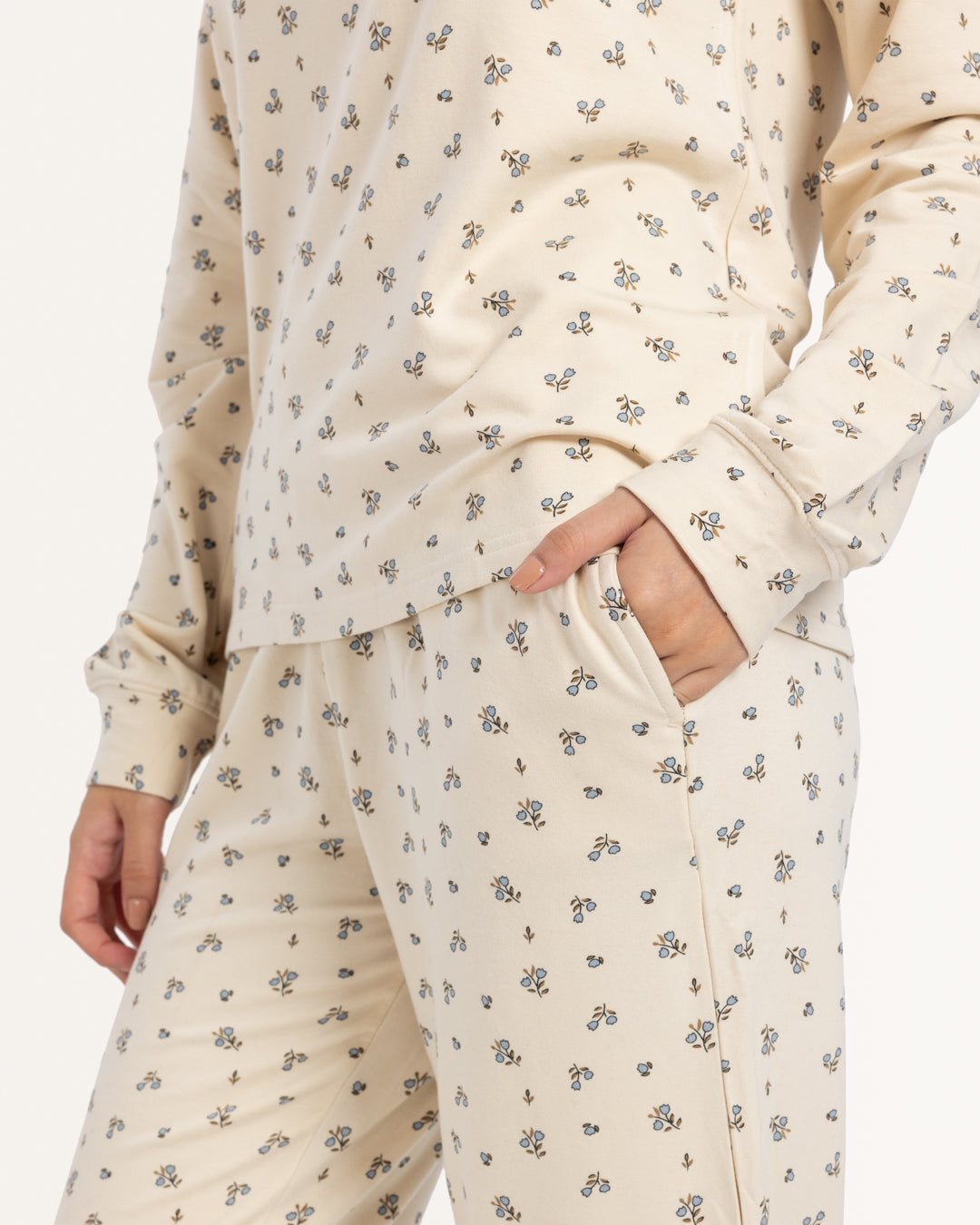 بيجاما بكابيشون ورود الشتاء