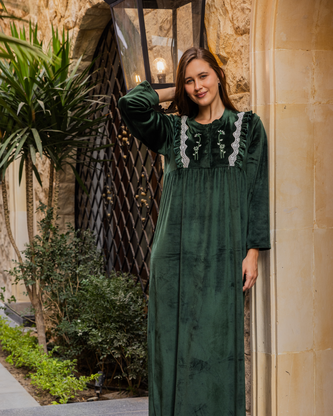 قميص حريمي طويل قطيفة دانتيل تطريز وردة