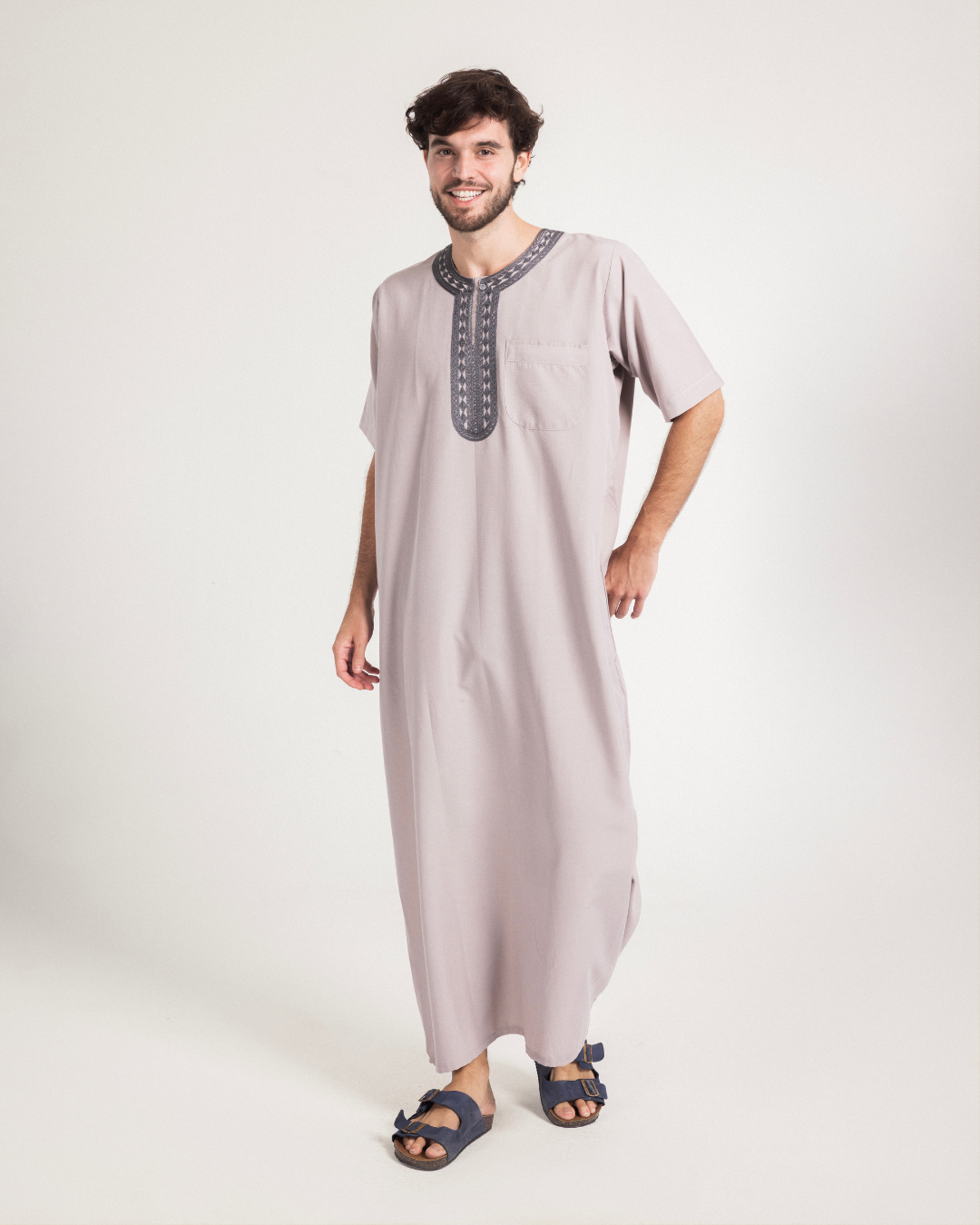 عبايه رجالي نص كم سادة مطرزة