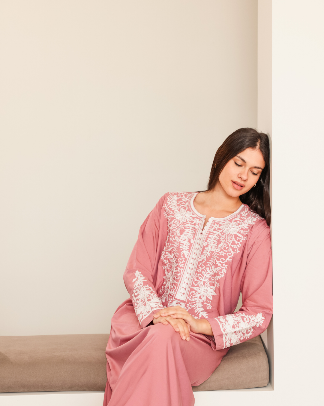 11 قميص داكرون سادة مطرز بكم