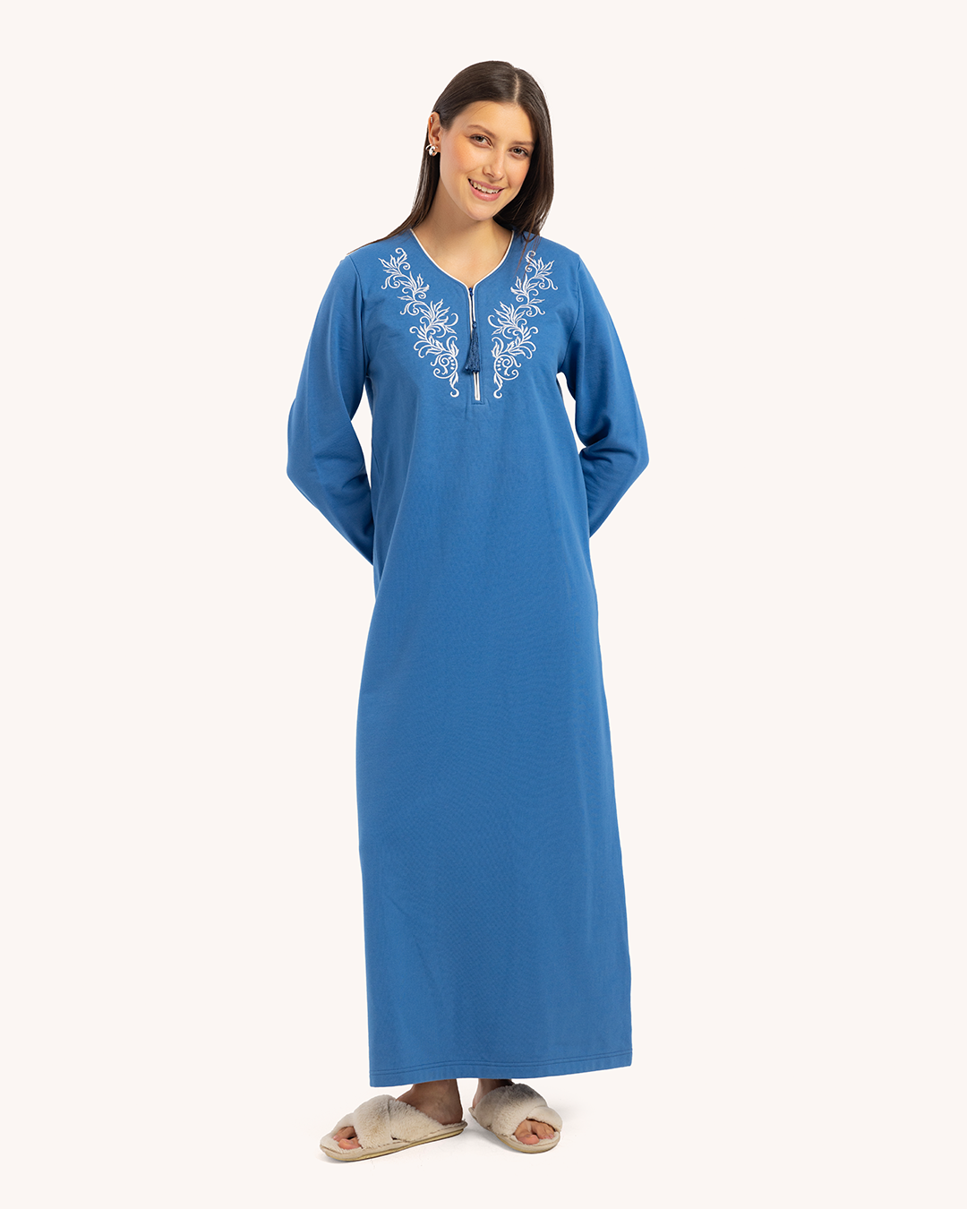 Un long harm galabiya avec un cou Rond et une brooderie chuchotée sur la poitrine et un pendentif