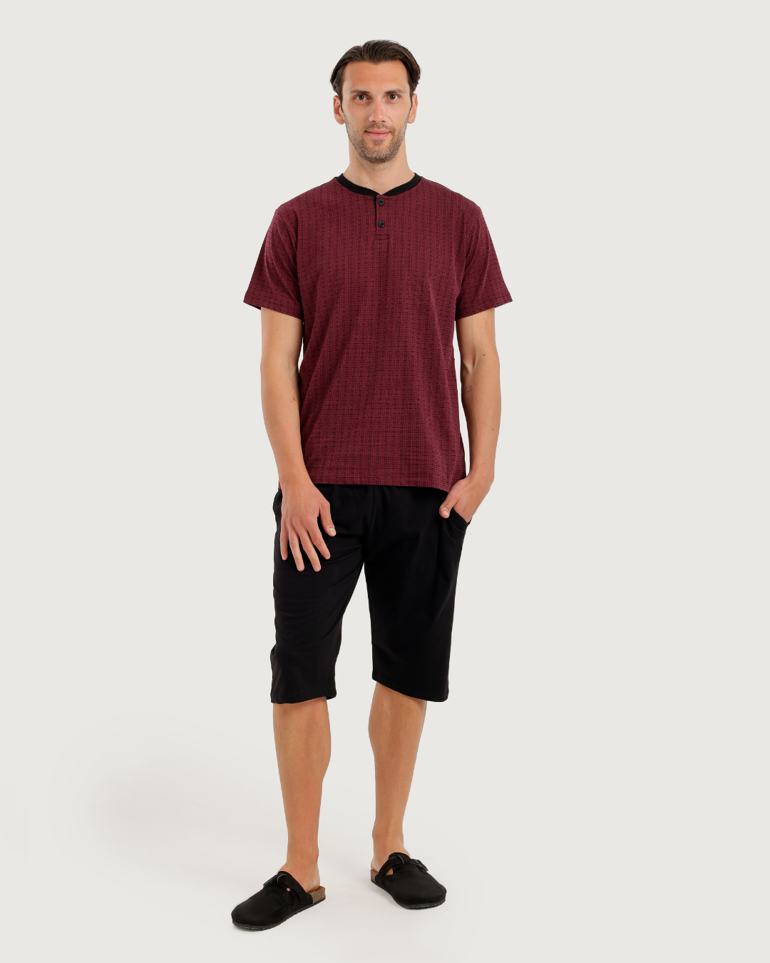 Men's half-sleeved pajamas with capri pants