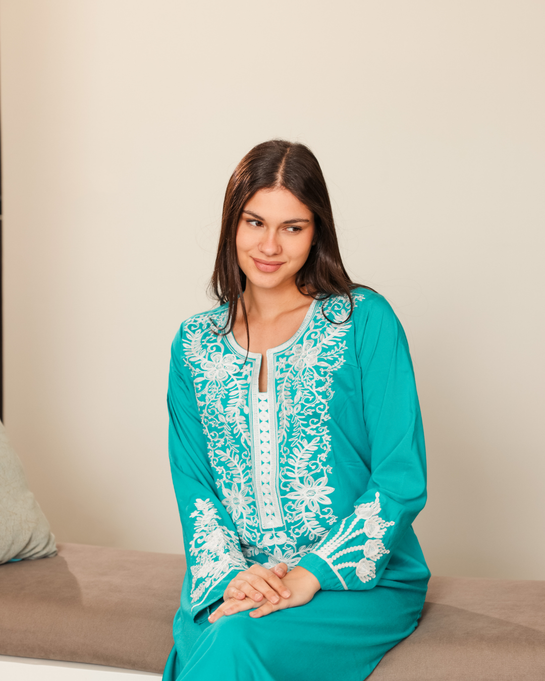 11 قميص داكرون سادة مطرز بكم