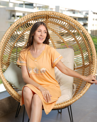 stop and smell roses قميص حريمي قصير نصف كم طباعة ورد