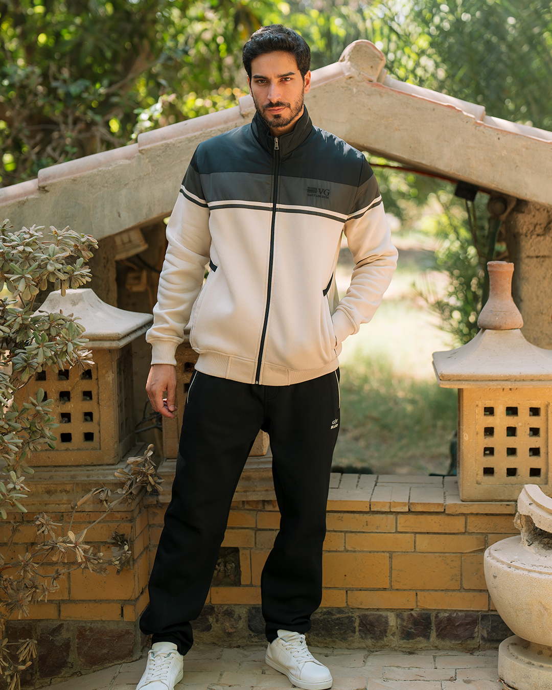 VG Men's Pajamas with Open Collar and Zipper and Plain Pockets