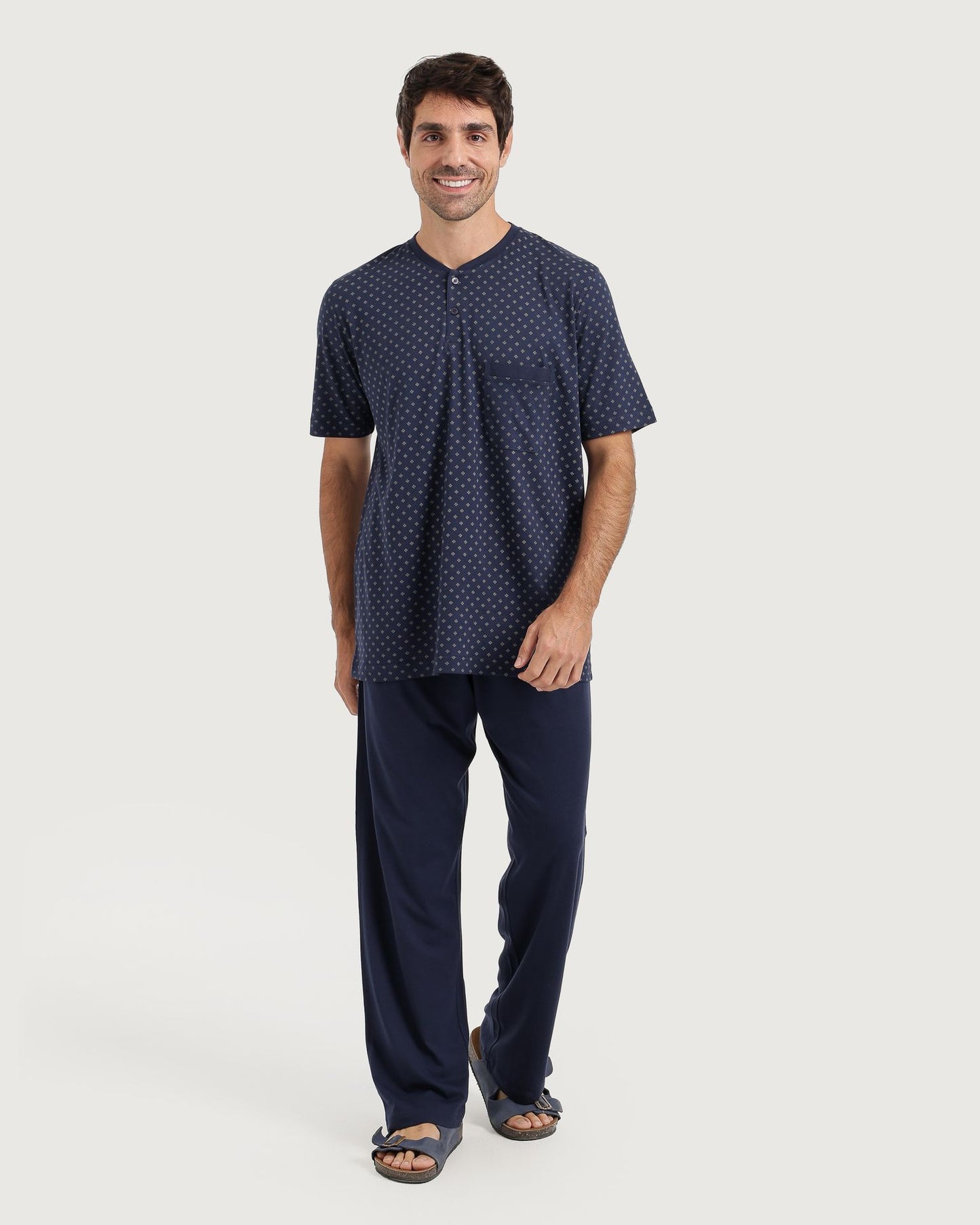 رجل بإطلالة كلاسيكية راقية ببجامة بنقشة هندسية مميزة