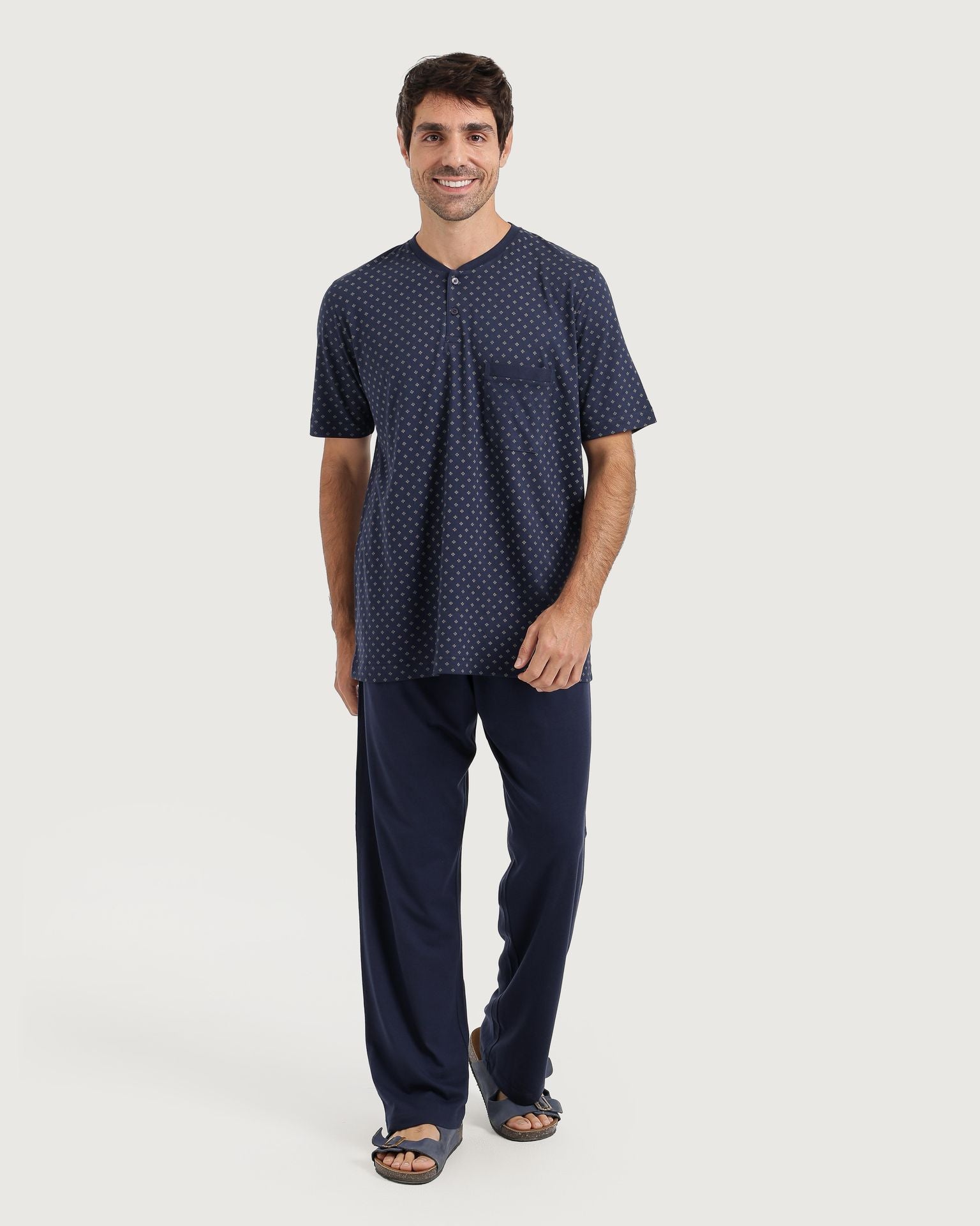 رجل بإطلالة كلاسيكية راقية ببجامة بنقشة هندسية مميزة