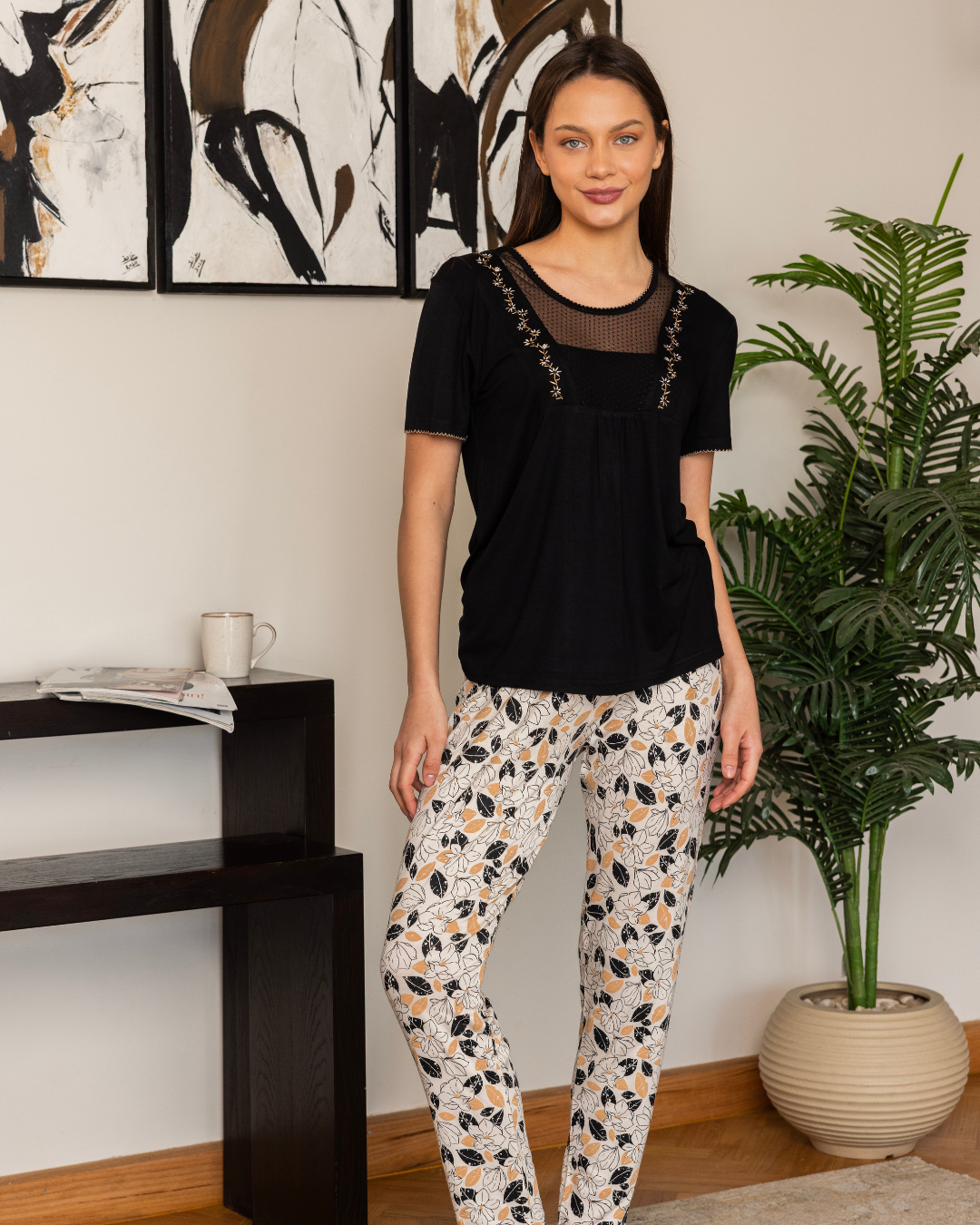 بيجاما حريمي نصف كم بنطلون تطريز  ورد على الصدر مع دانتيل