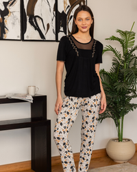 بيجاما حريمي نصف كم بنطلون تطريز  ورد على الصدر مع دانتيل