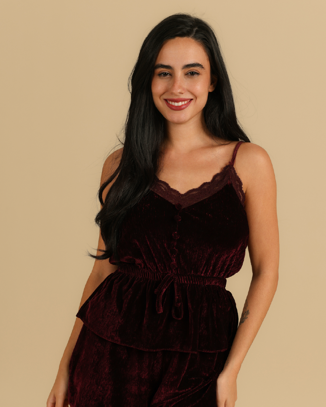 بيجاما مخملية حمالات بدانتيل