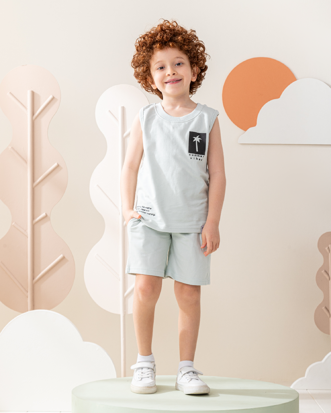 بيجاما كَت و شورت سمر ميلتون مع طباعه صغيره على الصدر