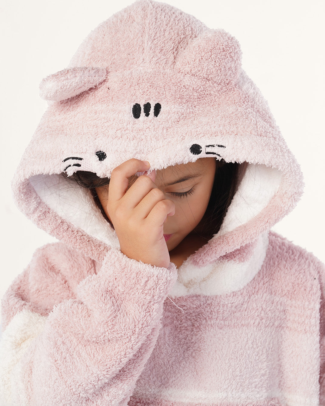 بطانيه باكمام و كابيشوه القطه الصغيره