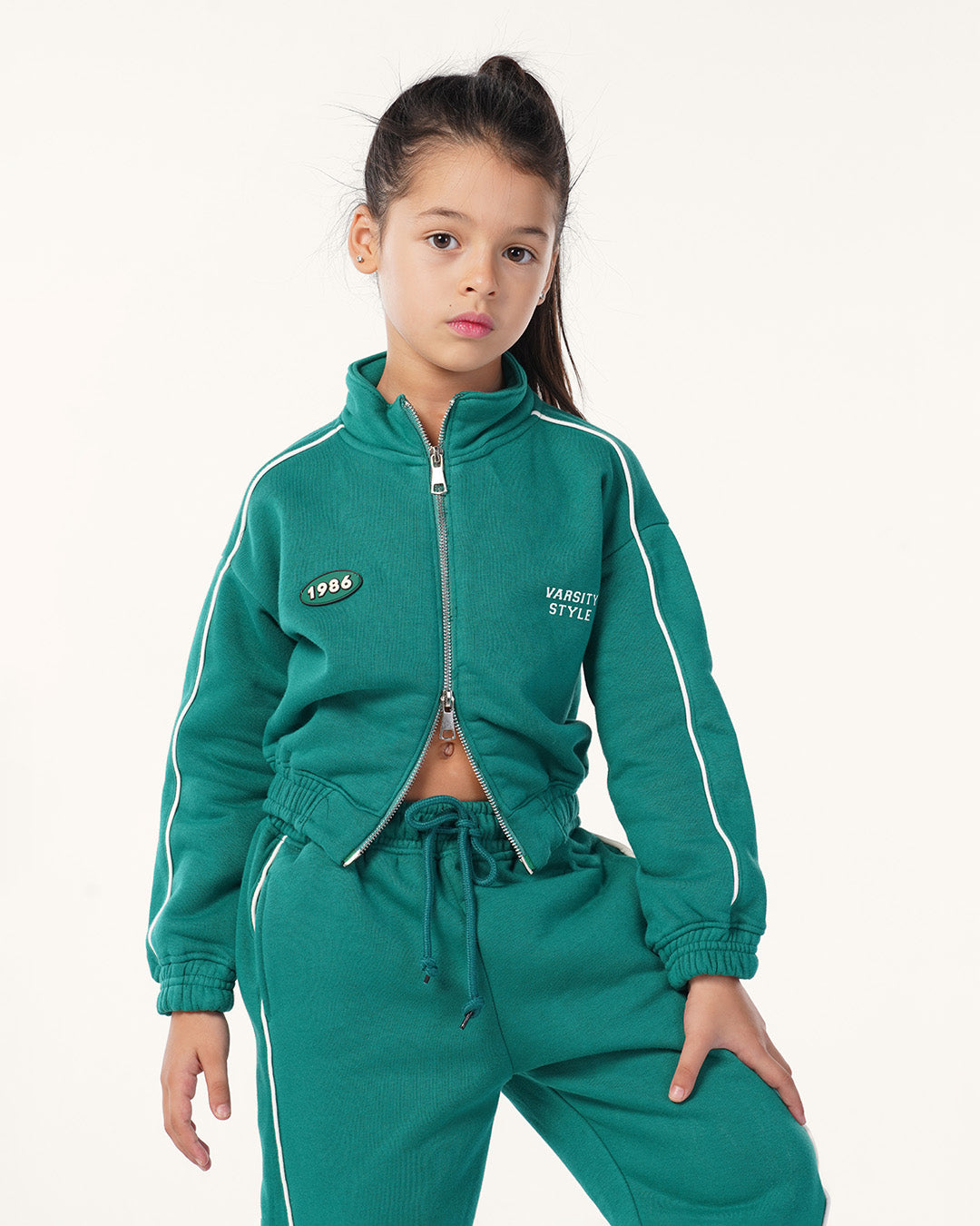 طقم رياضي سوستة و كولة عالية