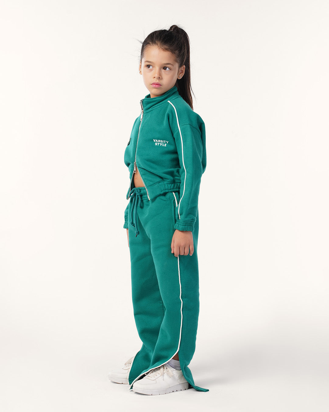 طقم رياضي سوستة و كولة عالية