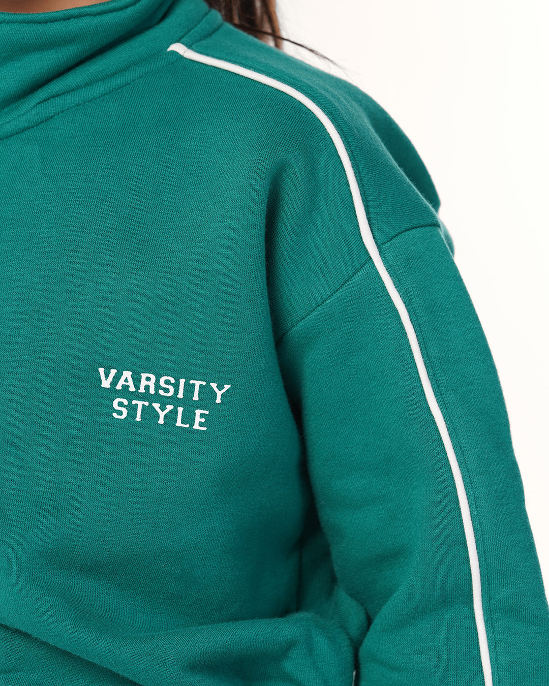 طقم رياضي سوستة و كولة عالية