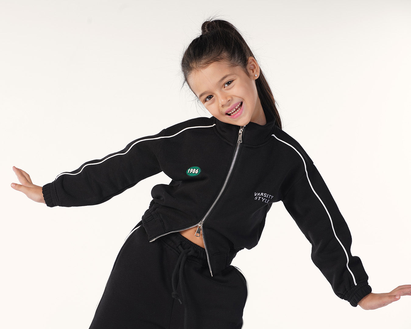 طقم رياضي سوستة و كولة عالية