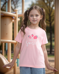 Strawberry تيشرت نص كم بناتي